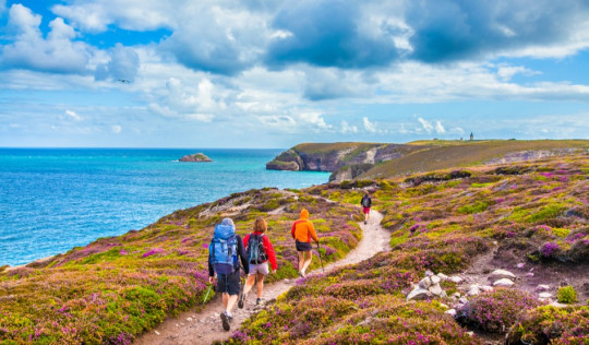 brittany-hiking-by-the-sea