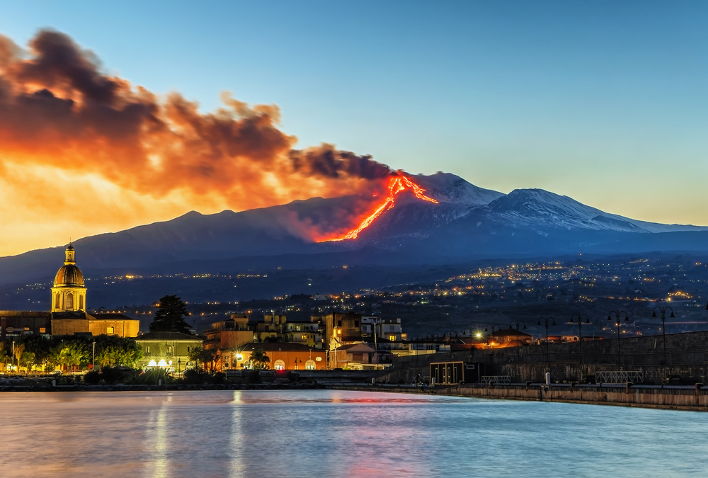 Aktywny wulkan Etna na Sycylii