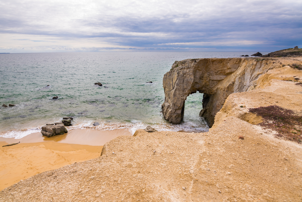 Łuk skalny Port Blanc w Quiberon