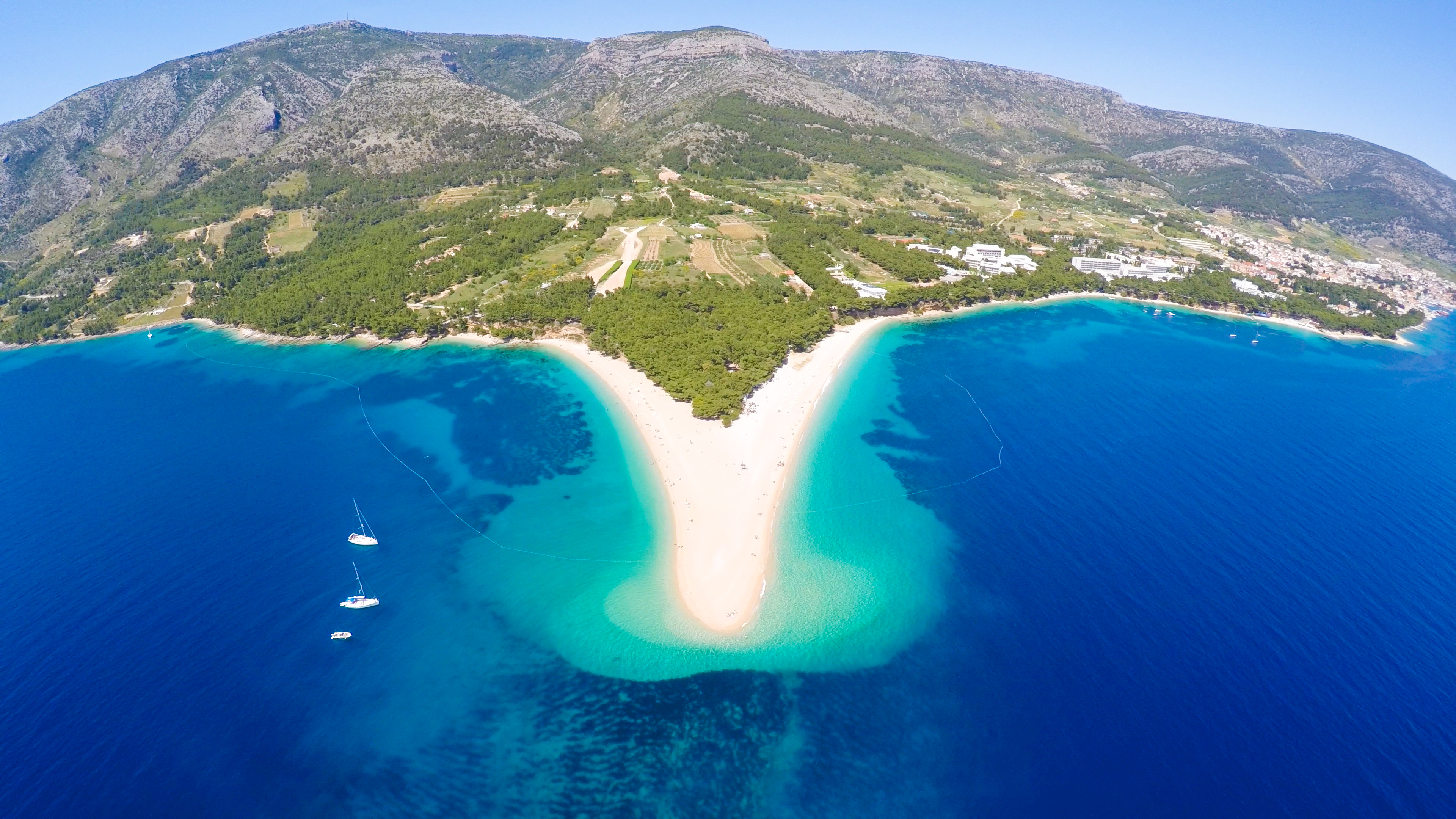 Plaża Zlatni Rat na wyspie Brac w Chorwacji