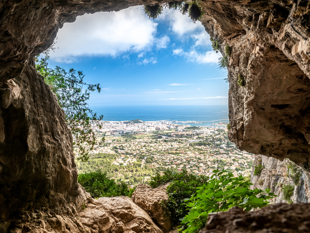 Montgo widok z jaskini Coba de I'aigua