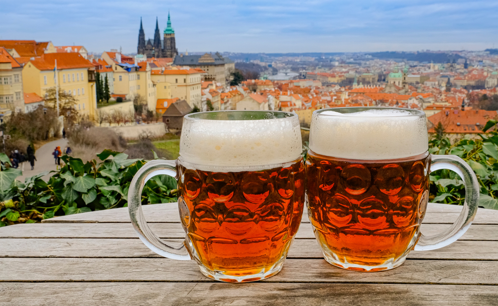 Czeskie piwo i widok na Pragę